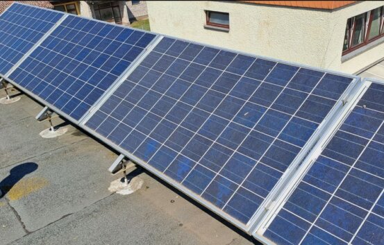 Solarpanels vorher und nachher PV-Anlage vom Feinstaub befreit